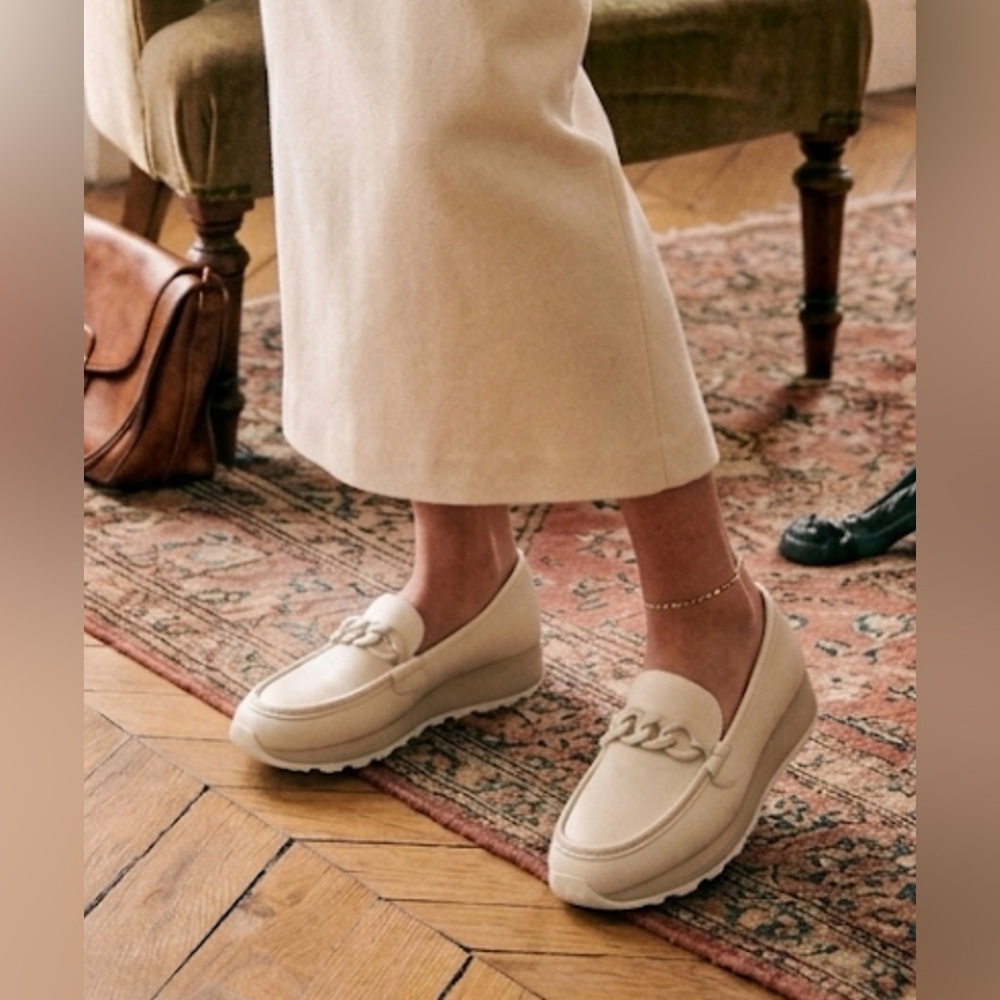 Baretraps Women’s Size 8 Cream Chain-Link Platform Loafers – Excellent Condition